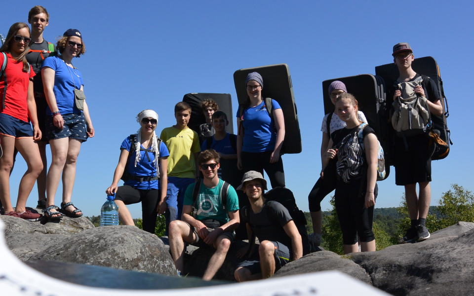 Ein Gruppenfoto vor der langen Wanderung auf der Suche nach Felsen